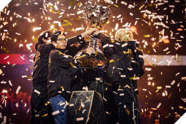 LMHT: Vừa lên đỉnh thế giới, các thành viên Fun Plus Phoenix cũng đã chọn xong trang phục vô địch CKTG 2019 - Ảnh 2.