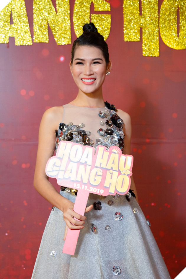 Cặp đôi Bỗng dưng muốn khóc tái ngộ, dàn người đẹp hút hồn sải bước trên thảm đỏ ra mắt phim Hoa hậu giang hồ 19