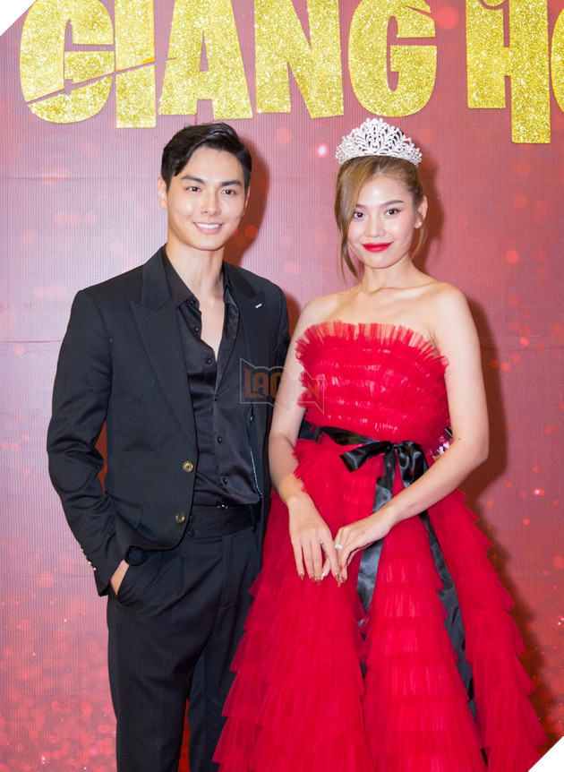 Cặp đôi Bỗng dưng muốn khóc tái ngộ, dàn người đẹp hút hồn sải bước trên thảm đỏ ra mắt phim Hoa hậu giang hồ 12