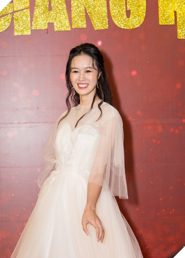 Cặp đôi Bỗng dưng muốn khóc tái ngộ, dàn người đẹp hút hồn sải bước trên thảm đỏ ra mắt phim Hoa hậu giang hồ 16