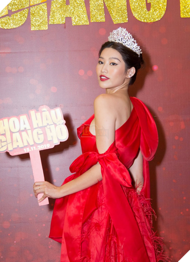 Cặp đôi Bỗng dưng muốn khóc tái ngộ, dàn người đẹp hút hồn sải bước trên thảm đỏ ra mắt phim Hoa hậu giang hồ 20