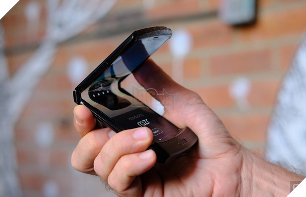 Huyền thoại Motorola Razr trở lại với màn hình cảm OLED 6,2 inch xịn xò và chip Snapdragon 710 3