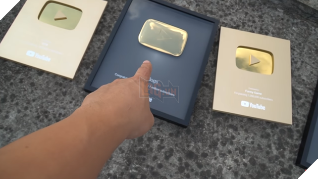 Để tiếp tục câu view, NTN thả nút vàng Youtube từ sân thượng xuống mặt đất 2