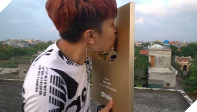 Để tiếp tục câu view, NTN thả nút vàng Youtube từ sân thượng xuống mặt đất 3