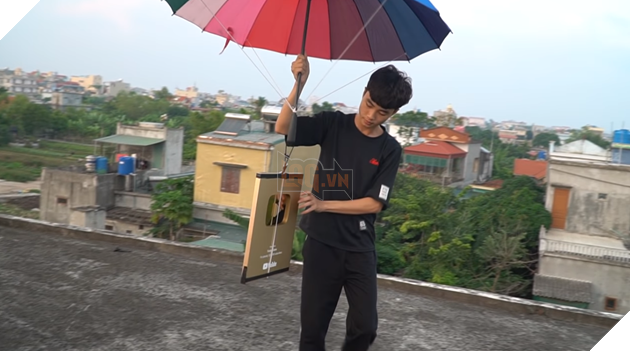 Để tiếp tục câu view, NTN thả nút vàng Youtube từ sân thượng xuống mặt đất 4