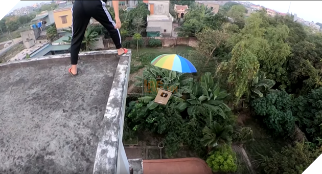 Để tiếp tục câu view, NTN thả nút vàng Youtube từ sân thượng xuống mặt đất 5