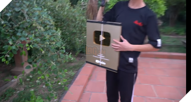 Để tiếp tục câu view, NTN thả nút vàng Youtube từ sân thượng xuống mặt đất 6