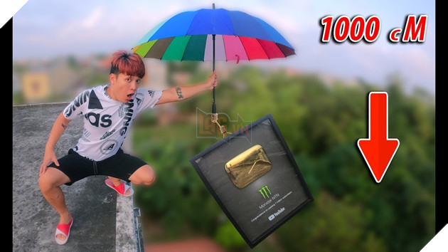 Để tiếp tục câu view, NTN thả nút vàng Youtube từ sân thượng xuống mặt đất