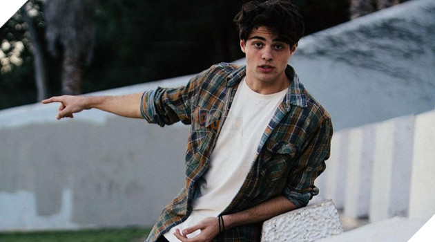  Mọt sách lãng tử Noah Centineo sánh vai với các thiên thần trong Charlie’s Angels là ai? 4