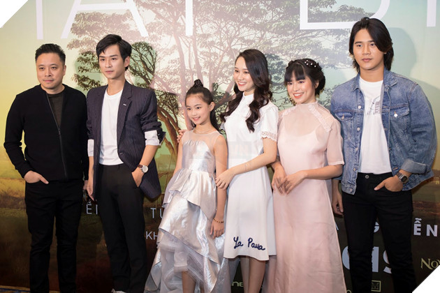 Nữ chính Mắt Biếc đẹp đốn tim bên bạn diễn tại họp báo công bố dự án 8