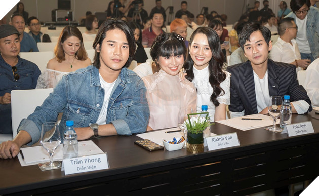 Nữ chính Mắt Biếc đẹp đốn tim bên bạn diễn tại họp báo công bố dự án 5