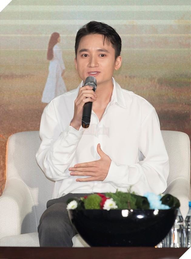 Nữ chính Mắt Biếc đẹp đốn tim bên bạn diễn tại họp báo công bố dự án 7