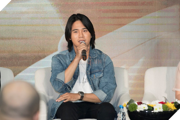 Nữ chính Mắt Biếc đẹp đốn tim bên bạn diễn tại họp báo công bố dự án 3