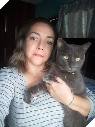 Chị Mary và con mèo Pixi nuôi 2 năm. Ảnh: Facebook Mary Lore Barra.