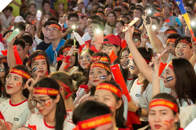 Chiêm ngưỡng nhan sắc dàn người đẹp ủng hộ đội tuyển Việt Nam trong trận gặp Campuchia 2