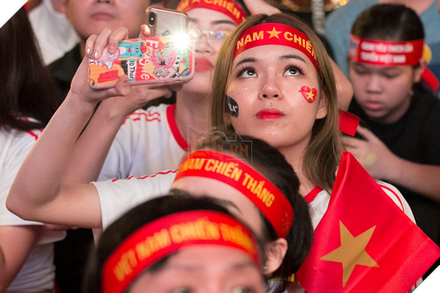Chiêm ngưỡng nhan sắc dàn người đẹp ủng hộ đội tuyển Việt Nam trong trận gặp Campuchia 3