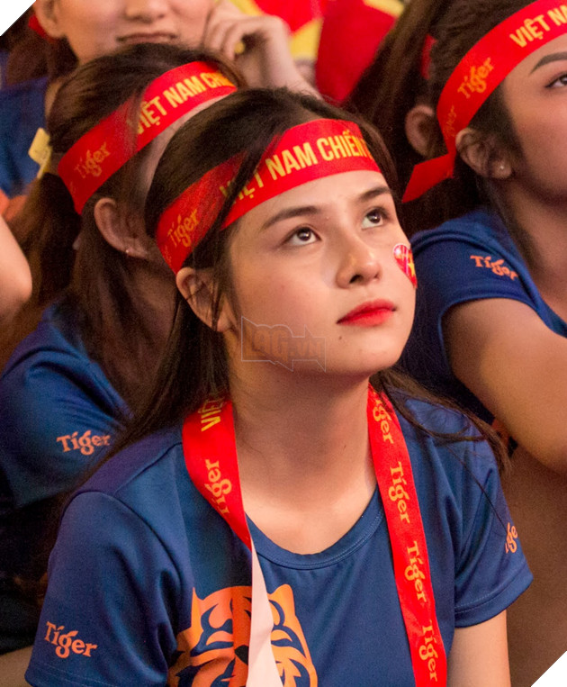 Chiêm ngưỡng nhan sắc dàn người đẹp ủng hộ đội tuyển Việt Nam trong trận gặp Campuchia 4