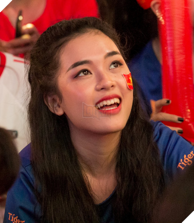 Chiêm ngưỡng nhan sắc dàn người đẹp ủng hộ đội tuyển Việt Nam trong trận gặp Campuchia 5
