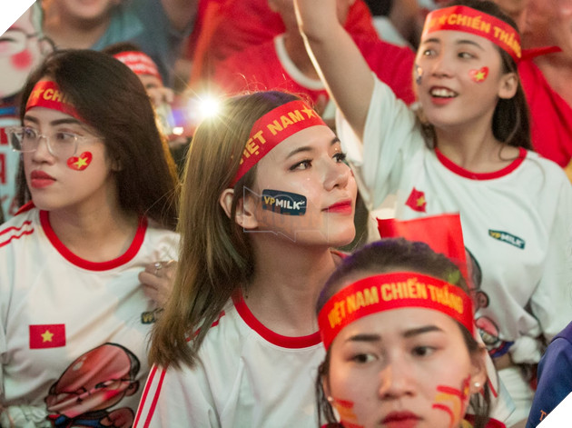 Chiêm ngưỡng nhan sắc dàn người đẹp ủng hộ đội tuyển Việt Nam trong trận gặp Campuchia 6