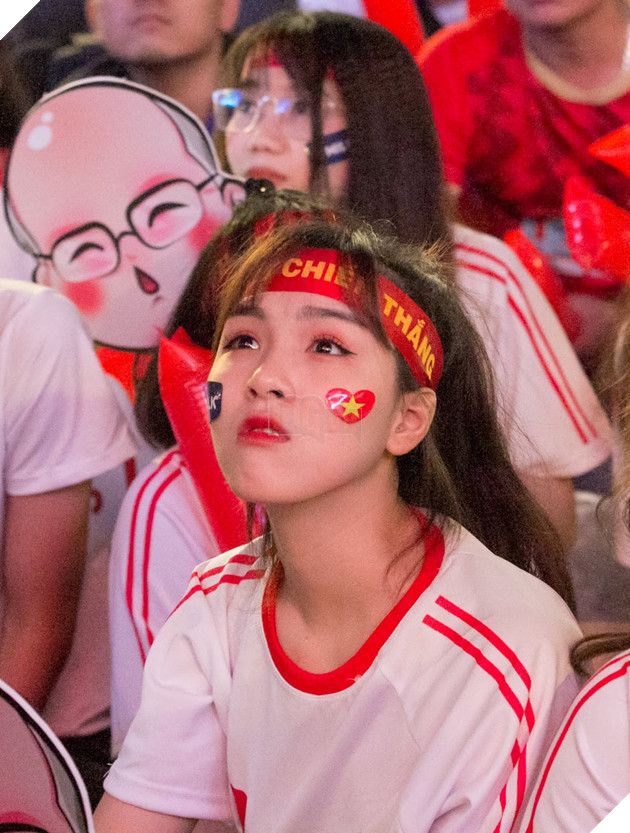 Chiêm ngưỡng nhan sắc dàn người đẹp ủng hộ đội tuyển Việt Nam trong trận gặp Campuchia 7