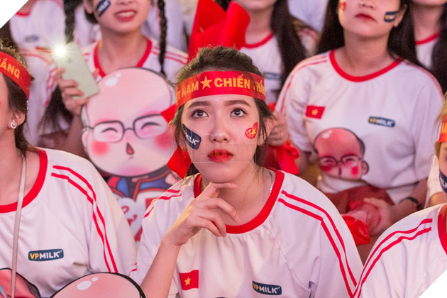 Chiêm ngưỡng nhan sắc dàn người đẹp ủng hộ đội tuyển Việt Nam trong trận gặp Campuchia 8