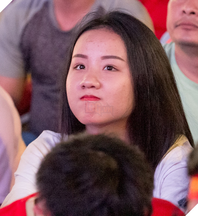 Chiêm ngưỡng nhan sắc dàn người đẹp ủng hộ đội tuyển Việt Nam trong trận gặp Campuchia 9