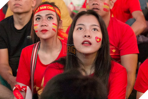 Chiêm ngưỡng nhan sắc dàn người đẹp ủng hộ đội tuyển Việt Nam trong trận gặp Campuchia 10