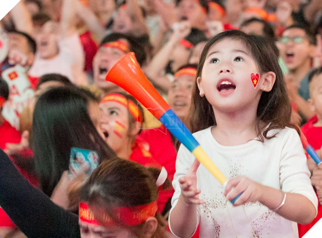 Chiêm ngưỡng nhan sắc dàn người đẹp ủng hộ đội tuyển Việt Nam trong trận gặp Campuchia 13