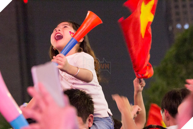 Việt Nam thắng đậm Campuchia, Phố đi bộ Nguyễn Huệ vỡ oà  15