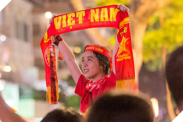 Việt Nam thắng đậm Campuchia, Phố đi bộ Nguyễn Huệ vỡ oà  17