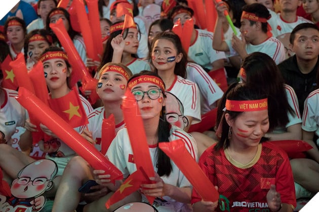 Chiêm ngưỡng nhan sắc dàn người đẹp ủng hộ đội tuyển Việt Nam trong trận gặp Campuchia