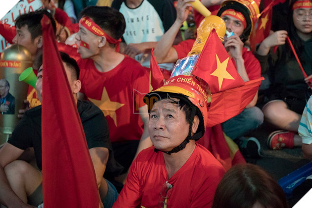 Việt Nam thắng đậm Campuchia, Phố đi bộ Nguyễn Huệ vỡ oà  4