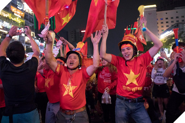 Việt Nam thắng đậm Campuchia, Phố đi bộ Nguyễn Huệ vỡ oà  7