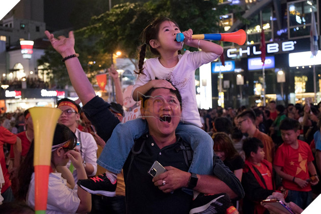 Việt Nam thắng đậm Campuchia, Phố đi bộ Nguyễn Huệ vỡ oà  8