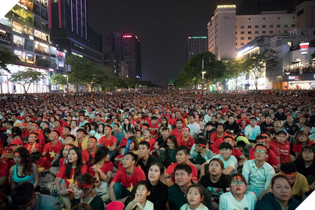 Việt Nam thắng đậm Campuchia, Phố đi bộ Nguyễn Huệ vỡ oà 