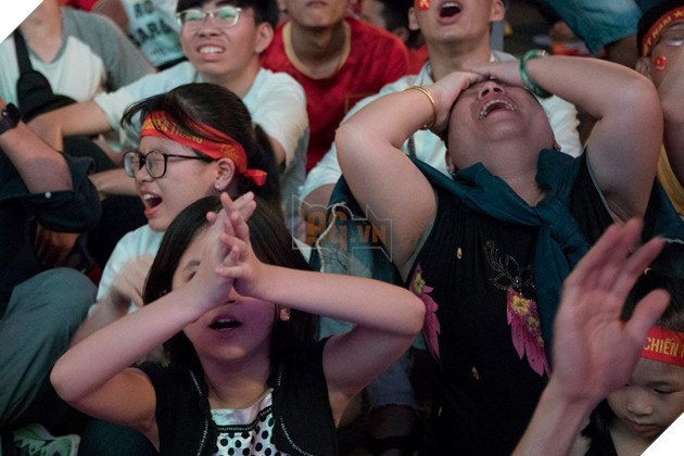 Việt Nam thắng đậm Campuchia, Phố đi bộ Nguyễn Huệ vỡ oà  6