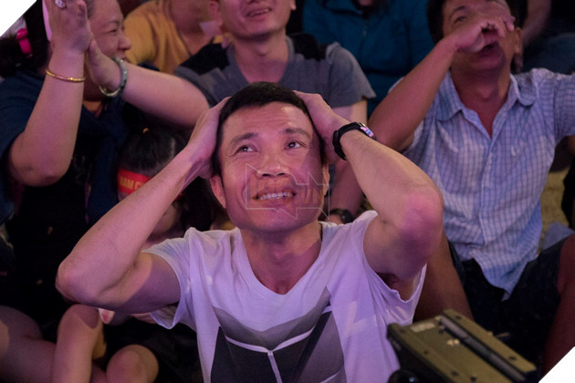 Việt Nam thắng đậm Campuchia, Phố đi bộ Nguyễn Huệ vỡ oà  5