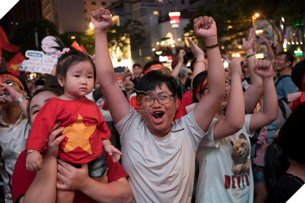 Việt Nam thắng đậm Campuchia, Phố đi bộ Nguyễn Huệ vỡ oà  10