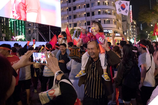 Việt Nam thắng đậm Campuchia, Phố đi bộ Nguyễn Huệ vỡ oà  11