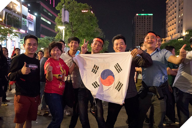 Việt Nam thắng đậm Campuchia, Phố đi bộ Nguyễn Huệ vỡ oà  12