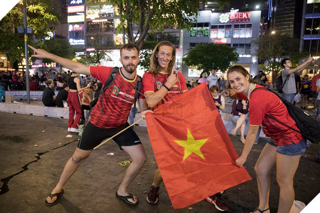 Việt Nam thắng đậm Campuchia, Phố đi bộ Nguyễn Huệ vỡ oà  13