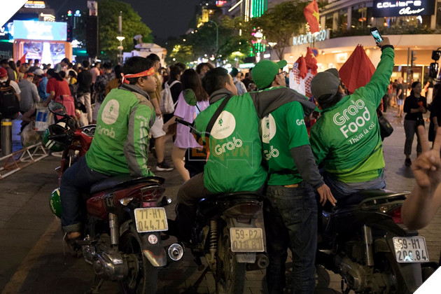 Việt Nam thắng đậm Campuchia, Phố đi bộ Nguyễn Huệ vỡ oà  14