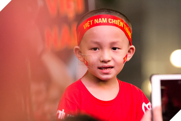 Sài Gòn không ngủ mừng tấm Huy chương Vàng SEA Games sau 60 năm chờ đợi 18