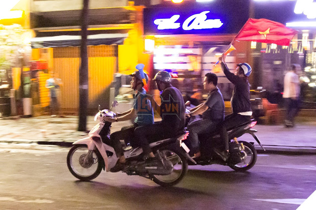 Sài Gòn không ngủ mừng tấm Huy chương Vàng SEA Games sau 60 năm chờ đợi 35