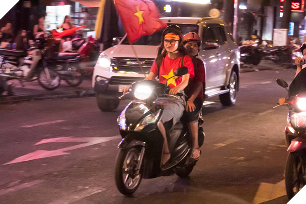 Sài Gòn không ngủ mừng tấm Huy chương Vàng SEA Games sau 60 năm chờ đợi 34