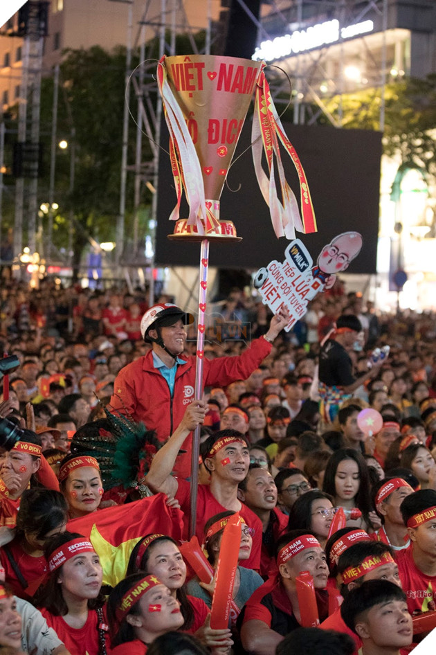 Sài Gòn không ngủ mừng tấm Huy chương Vàng SEA Games sau 60 năm chờ đợi 7