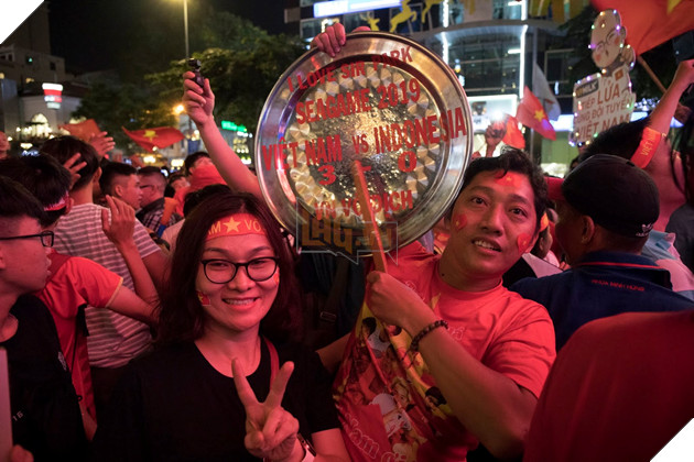 Sài Gòn không ngủ mừng tấm Huy chương Vàng SEA Games sau 60 năm chờ đợi 13