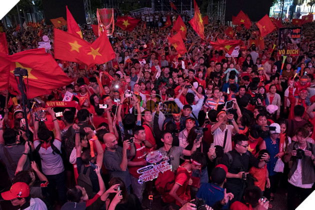 Sài Gòn không ngủ mừng tấm Huy chương Vàng SEA Games sau 60 năm chờ đợi 16