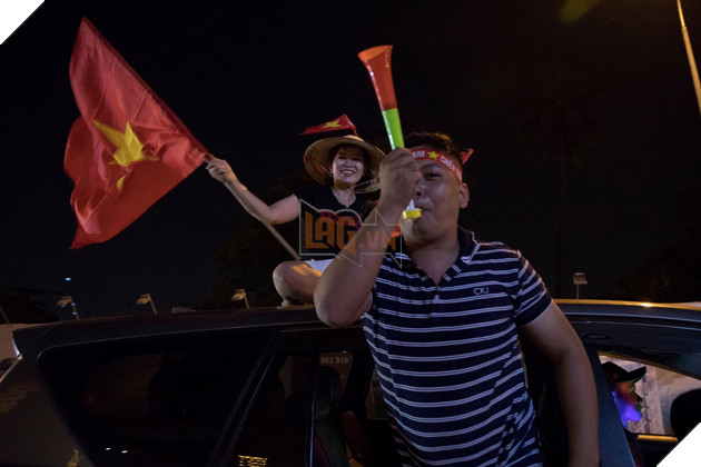 Sài Gòn không ngủ mừng tấm Huy chương Vàng SEA Games sau 60 năm chờ đợi 20