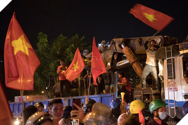 Sài Gòn không ngủ mừng tấm Huy chương Vàng SEA Games sau 60 năm chờ đợi 23